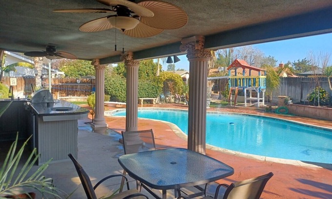 Greenacres Casa | A beautiful 3 bedrooms 2 Living rooms and 2 bathrooms