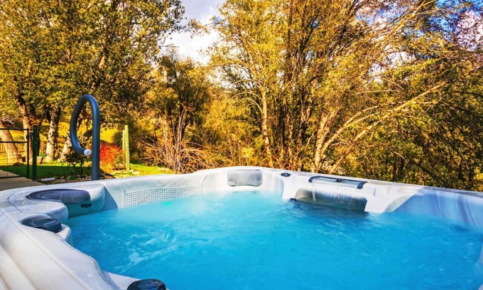 Oakhurst Villa | A beautiful and decorated Mountain Retreat with Hot Tub and Fast Wifi