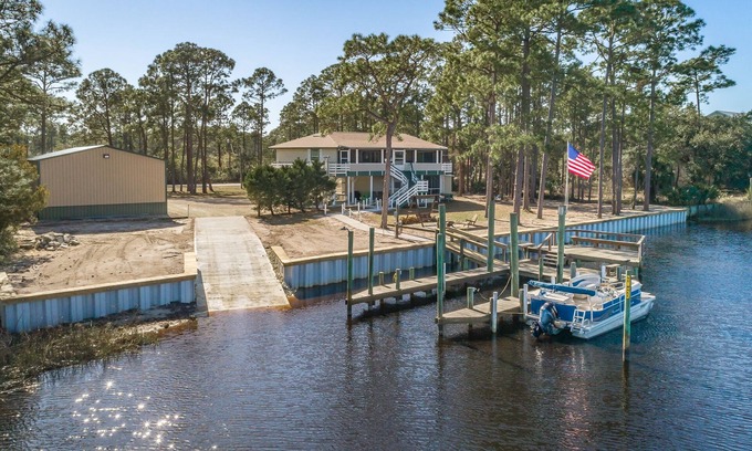Carrabelle Apartamento | A Beautiful Bayou - 1BR/1BA studio on the river