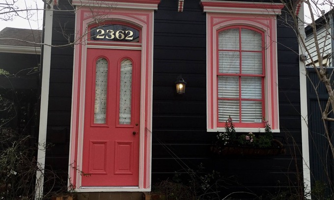 Saint Roch Cabaña | Un joyero hermoso ... Esta casa está pintada Negro!