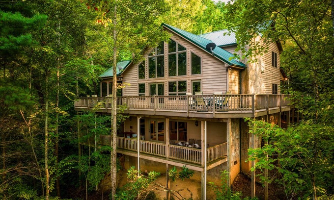 Townsend Cabina | A beautiful, peaceful Smoky Mountain retreat with views. Sleeps 14.