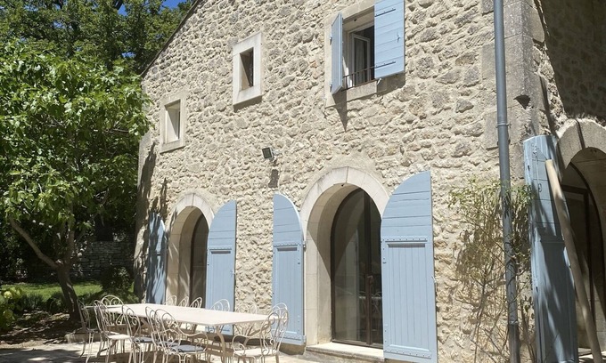 Lacoste Otro | Lacoste: una hermosa casa de campo provenzal