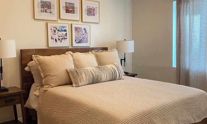 Warner Center Casa | A beautiful split home in quiet Woodland Hills