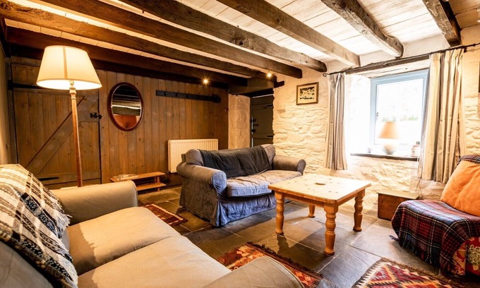 Moylegrove Cabaña | A beautiful traditional cottage, nestled in the countryside..