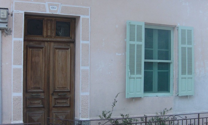 Sausses Apartamento | Una hermosa casa blanca