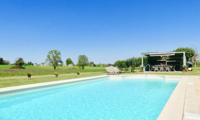 Vanzac Casa | A beautifully renovated old Hunting Lodge with stunning countryside views