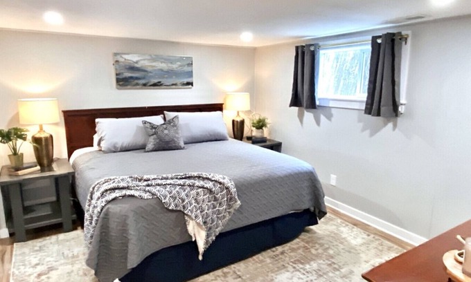Albany Casa | A beautifully renovated spacious 2 bedroom apartment with King Beds