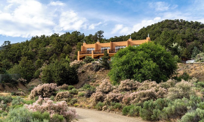 Arroyo Seco Apartamento | A Bella Vista Valdez Lodge, 4-BR, 4-Bth, 4 LR, 2 hot tubs, 2 chef kitchens