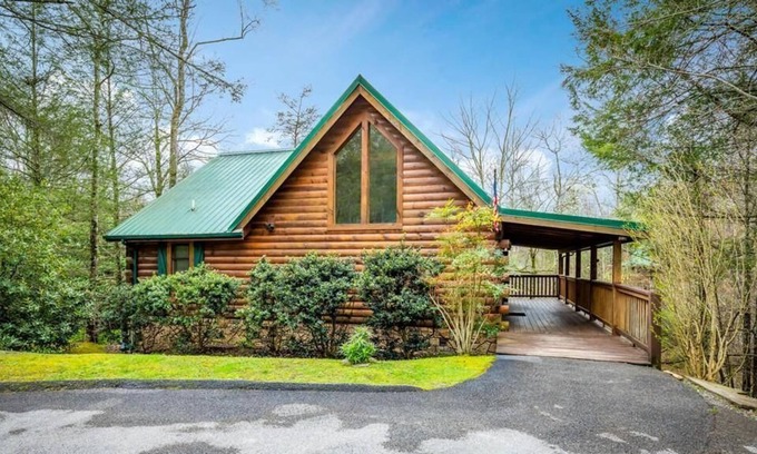 Black Bear Falls Cabina | "A Black Bear's Den" Great family fun!