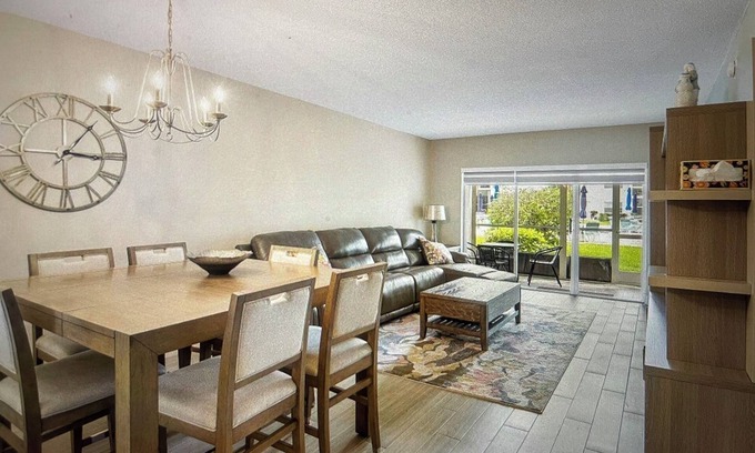 Bel Air Apartamento | A block from the beach! 2-bedroom condo in quiet Lauderdale by the Sea