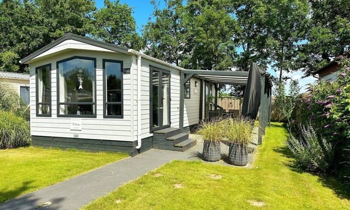 Sint Maarten Casa | A brand new chalet on the edge of our park with a beautiful view of the Valkkogerdijk.