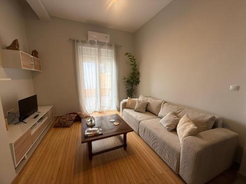Attiki Apartamento | A bright flat with garden, a private urban oasis in Athens