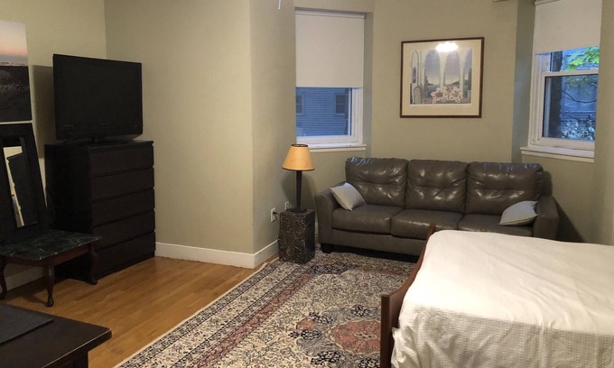 Brookline Apartamento | A bright studio in prime commute location, steps aways to metro Green line C&D.