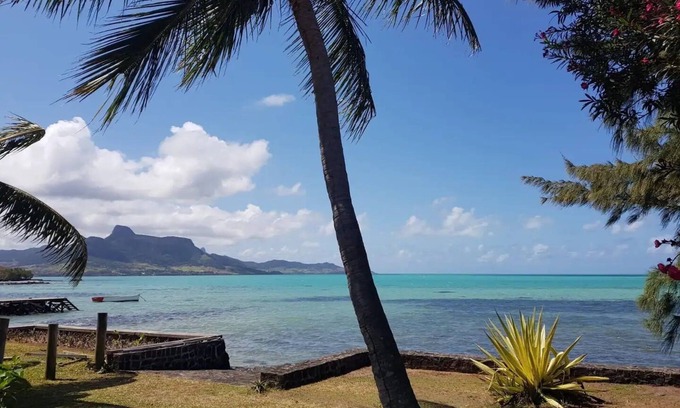 Mahebourg Casa | Un bungalow justo en el agua, con una de las vistas más hermosas del mundo.