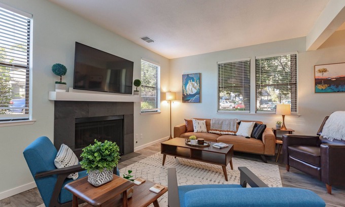 Old Town Historic District Condominio | A/C in SLO! Spacious Peaceful Condo within blocks of Downtown!30 plus day rental