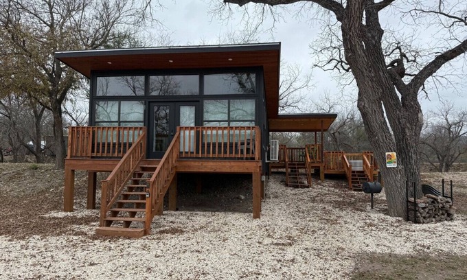 Uvalde Cabina | A cabin in the Texas Hill Country offers spectacular views of the Nueces River.