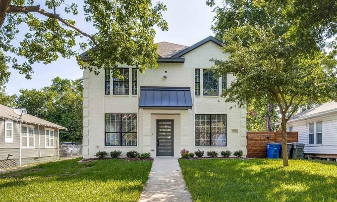 Dallas Casa | A Century Modern Luxurious Home Minutes from White Rock Lake & A Huge Backyard!