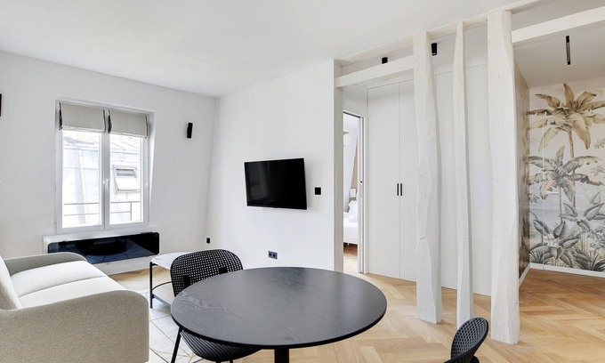 Quartier de Rochechouart Apartamento | A Charming 1-BR/1BA in Montmartre