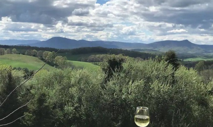 Fairfield Chalet De Esquí | A charming 2-bedroom chalet with outstanding view in the Shenandoah Valley.
