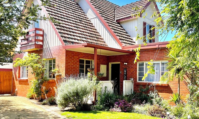 Rosebud Cabaña | A charming european cottage close to the beach.