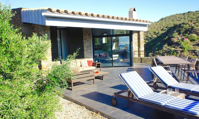 Cadaques Casa | Una encantadora casa familiar con piscina privada en Cadaqués con vistas al mar.