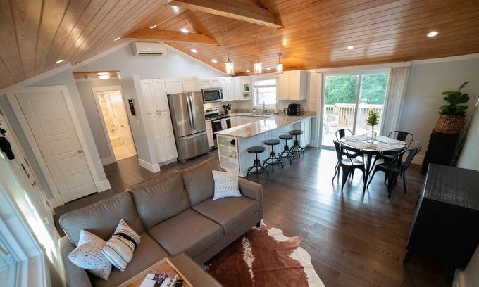 Bayshore Casa | A Cheerful 2-bedroom cottage