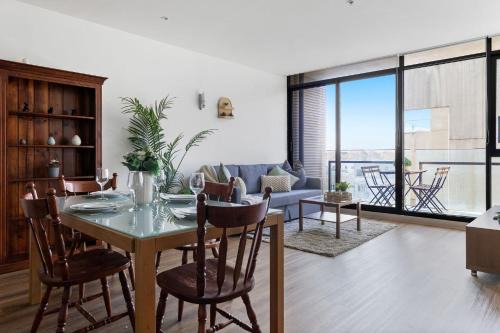 Carlton South Apartamento | A Chic 2BR Apt Near Melbourne Uni FREE Parking