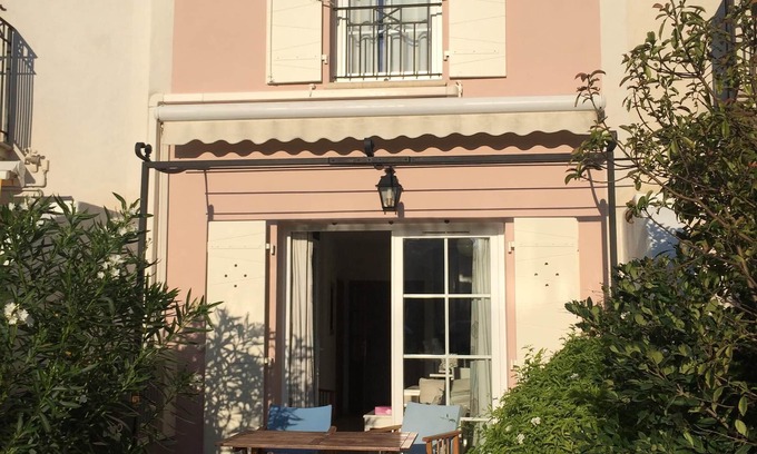 Aigues-Mortes Villa | Un elegante y confortable villa de 2 dormitorios y amarre en el desarrollo de la marina privada