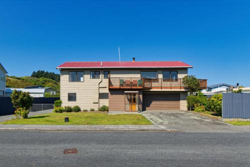 South Bay Casa | A Classic Kiwi Bach in South Bay