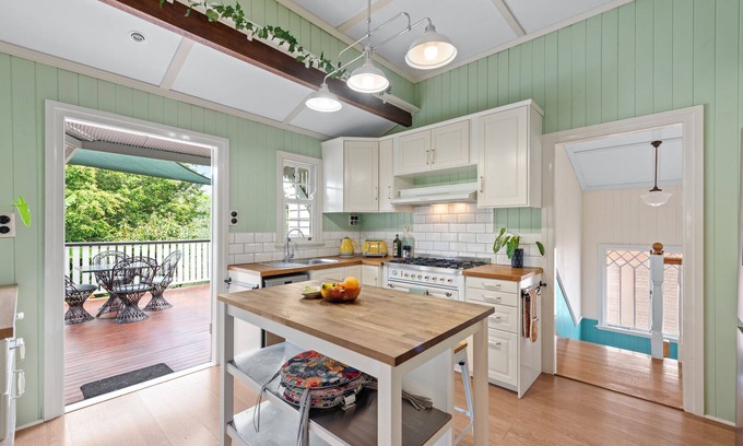 Woolloongabba Casa | A Colourful Life! 4Bed/2.5Bath/1Car ~ Queenslander