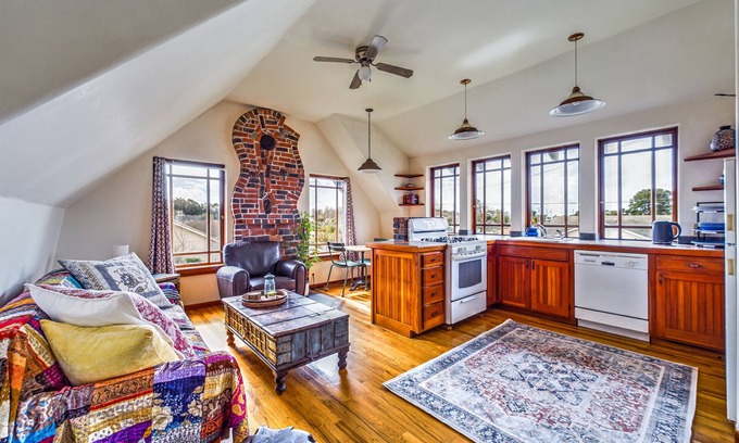 McKinleyville Apartamento | A combo of the 2nd and 3rd floors of SkyDeck House, dog / pet friendly!