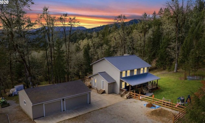 McMinnville Casa | A comfortable and peaceful retreat nestled in the foothills of the coast range.