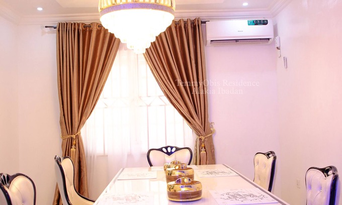 Ibadan Casa | A Cosy 5 bedroom, 2 living-room 2 kitchen and 6 bathroom available for short let