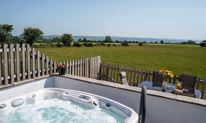 Cardigan Cabaña | A cosy countryside cottage with a hot tub under the stars...