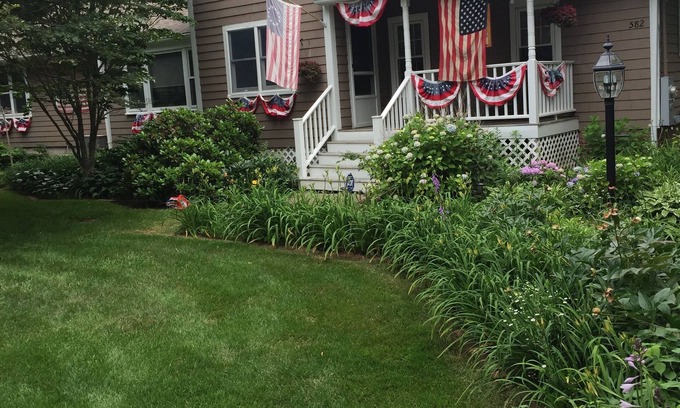 Cotuit Casa | Un escape de Cotuit ubicado en los pasos de la calle principal del parque de béisbol Kettleer