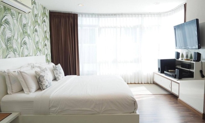 Saen Suk Condominio | A Cozy and Spacious Beachfront Condo with only One Minute walk to the beach!