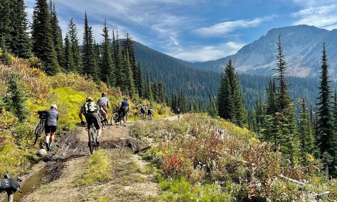 Slocan Casa | A cozy basecamp for your summer and winter adventures