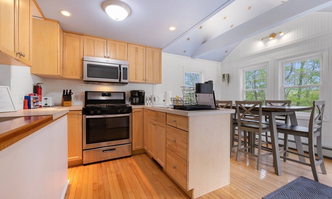 Colchester Cabaña | A cozy cottage with a beautiful deck - swim, hike and play!