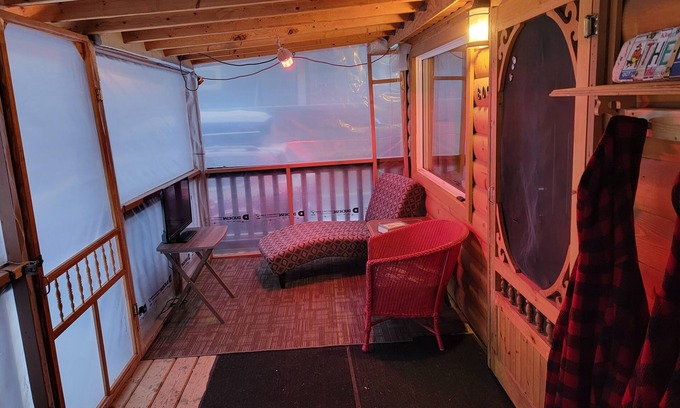 Whitehorse Casa | A cozy downtown war-era house with a cabin-like feel. Pet friendly!