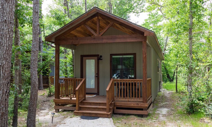 Livingston Cabina | A Cozy Getaway Right on the Water, Two Creeks Crossing Resort