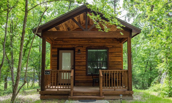 Livingston Cabina | A Cozy Getaway Right on the Water, Two Creeks Crossing Resort