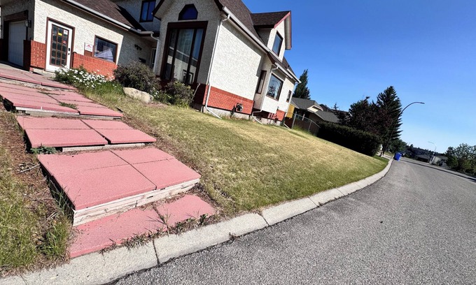 Northwest Calgary Casa | A cozy homestay @ Stastone