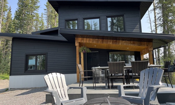 Nordegg Cabina | A Cozy Outdoorsman's Retreat in the Heart of the Rocky Mountains