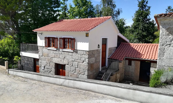 Beijos Casa | A cozy rustic house with essential services 25 meters away.