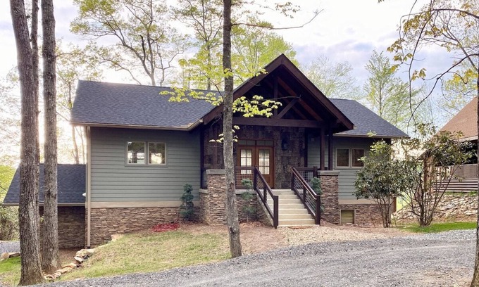 Fleetwood Casa | A Deer Haven-Upscale, Hot Tub, River Access, Views, Foosball, 2K Beds