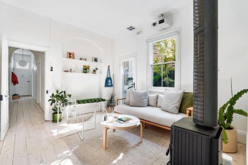 Fitzroy North Casa | A Designer Terrace House by Edinburgh Gardens
