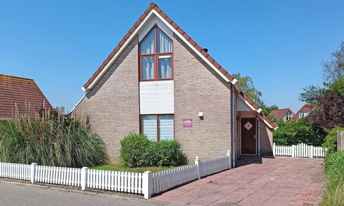 Breskens Casa | A detached 6-person bungalow with approx. 102m2 of living comfort and a lovely garden right by the water.