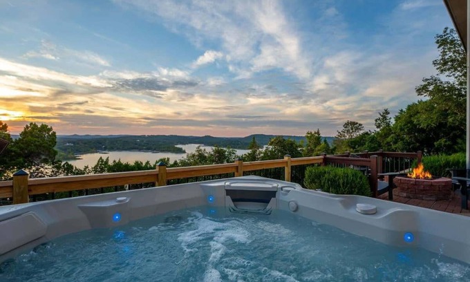 Kimberling City Casa | A Dream Getaway: Sunset Sanctuary Table Rock Lake
