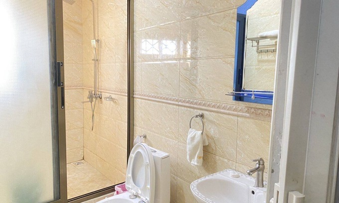 Sekondi-Takoradi Cama Y Desayuno | A family with balcony bed and breakfast inclusive with hot tub and a walk shower