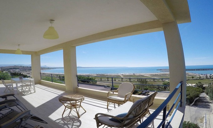Porto Palo Apartamento | A pocos pasos de la playa de Porto Palo, apartamento en una villa con vista al mar.
